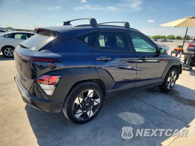 Trzecie zdjęcie samochodu z tyłu: 2024 HYUNDAI KONA SEL VIN:KM8HB3ABXRU140041 - miniatura