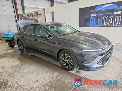 Czwarte zdjęcie samochodu z boku: 2026 HYUNDAI SONATA HYBRID BLUE VIN:KMHL24JJ9TA167778 - miniatura