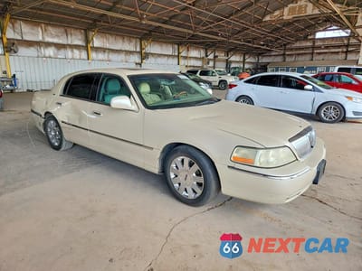 Czwarte zdjęcie samochodu z boku: 2003 LINCOLN TOWN CAR CARTIER VIN:1LNHM83W23Y651217 - miniatura