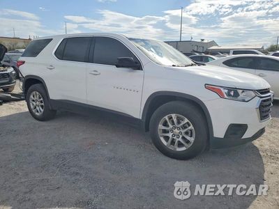 Czwarte zdjęcie samochodu z boku: 2020 CHEVROLET TRAVERSE LS VIN:1GNERFKW4LJ302624 - miniatura
