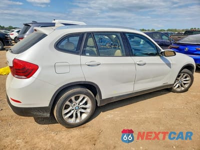 Trzecie zdjęcie samochodu z tyłu: 2015 BMW X1 XDRIVE28I VIN:WBAVL1C50FVY39889 - miniatura