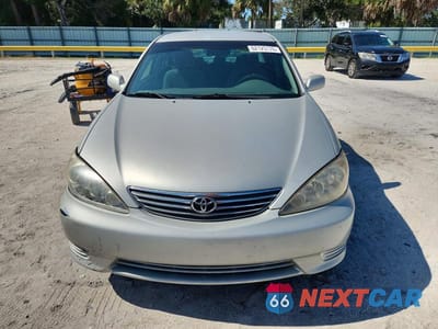 Piąte zdjęcie samochodu w środku: 2005 TOYOTA CAMRY LE VIN:4T1BE32K55U429608 - miniatura