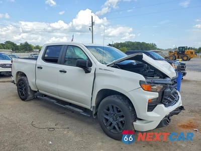 Czwarte zdjęcie samochodu z boku: 2025 CHEVROLET SILVERADO K1500 CUSTOM VIN:1GCPKBEK2SZ226134 - miniatura