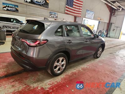 Trzecie zdjęcie samochodu z tyłu: 2023 HONDA HR-V LX VIN:3CZRZ2H32PM735331 - miniatura