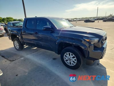 Czwarte zdjęcie samochodu z boku: 2026 TOYOTA TACOMA SR5 VIN:3TMKB5FNXTM061280 - miniatura