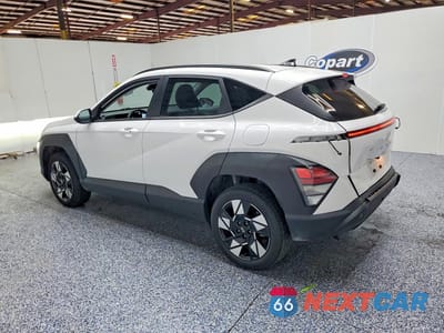 Drugie zdjęcie samochodu z przodu: 2024 HYUNDAI KONA SEL VIN:KM8HBCAB2RU147999 - miniatura