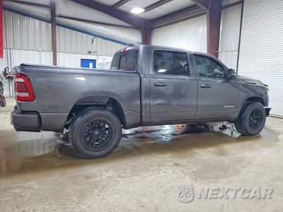 Trzecie zdjęcie samochodu z tyłu: 2023 RAM 1500 LARAMIE VIN:1C6SRFJTXPN617386 - miniatura