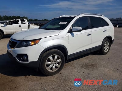 2013 KIA SORENTO LX 5XYKT4A61DG409943 - główne zdjęcie licytacji z USA - miniatura