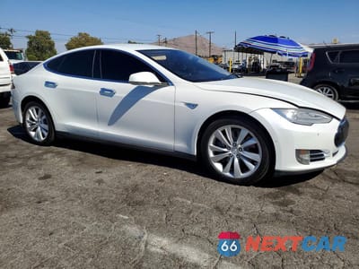 Czwarte zdjęcie samochodu z boku: 2015 TESLA MODEL S VIN:5YJSA1E2XFF103720 - miniatura
