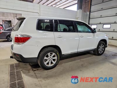 Trzecie zdjęcie samochodu z tyłu: 2013 TOYOTA HIGHLANDER BASE VIN:5TDBK3EH9DS248737 - miniatura