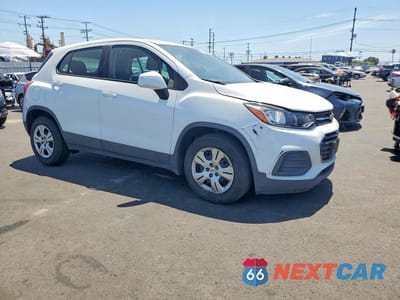 Czwarte zdjęcie samochodu z boku: 2017 CHEVROLET TRAX LS VIN:3GNCJKSB4HL270522 - miniatura