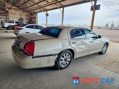 Trzecie zdjęcie samochodu z tyłu: 2003 LINCOLN TOWN CAR CARTIER VIN:1LNHM83W23Y651217 - miniatura