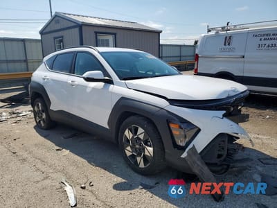 Czwarte zdjęcie samochodu z boku: 2025 HYUNDAI KONA SEL VIN:KM8HB3ABXSU233017 - miniatura