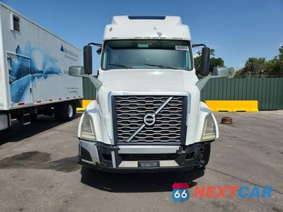Piąte zdjęcie samochodu w środku: 2019 VOLVO VNL SEMI TRUCK VIN:4V4NC9EH2KN905477 - miniatura