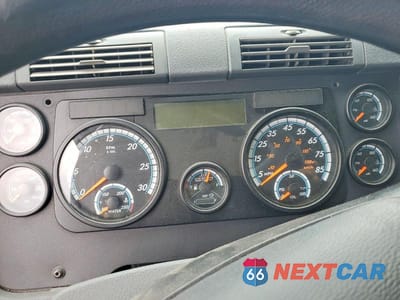 Zdjęcie 9 z 14 samochodu: 2017 FREIGHTLINER CASCADIA 125 SEMI TRUCK VIN:3AKJGLDR9HSHP0976 - miniatura