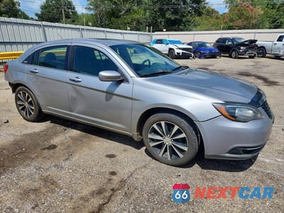 Czwarte zdjęcie samochodu z boku: 2014 CHRYSLER 200 LIMITED VIN:1C3CCBCG5EN136115 - miniatura