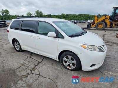 Czwarte zdjęcie samochodu z boku: 2015 TOYOTA SIENNA LE VIN:5TDKK3DC4FS539039 - miniatura