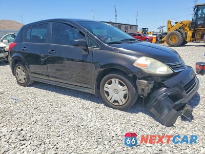Czwarte zdjęcie samochodu z boku: 2010 NISSAN VERSA 1.8 S VIN:3N1BC1CP9AL458819 - miniatura