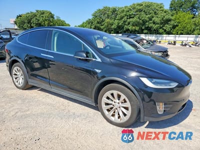 Czwarte zdjęcie samochodu z boku: 2016 TESLA MODEL X VIN:5YJXCAE28GF008736 - miniatura