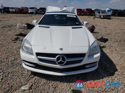 Piąte zdjęcie samochodu w środku: 2016 MERCEDES-BENZ SLK 300 VIN:WDDPK3JA1GF121215 - miniatura