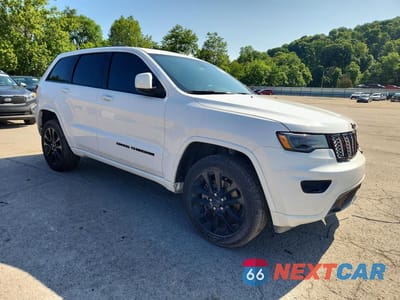 Czwarte zdjęcie samochodu z boku: 2021 JEEP GRAND CHEROKEE LAREDO VIN:1C4RJFAG0MC774451 - miniatura