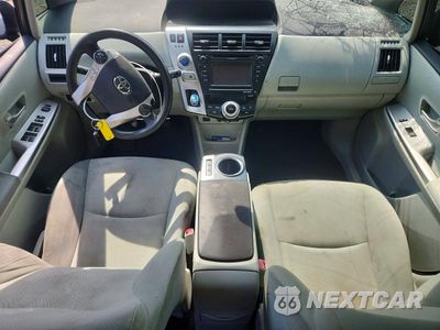 Zdjęcie 8 z 12 samochodu: 2013 TOYOTA PRIUS V THREE VIN:JTDZN3EUXD3227920 - miniatura