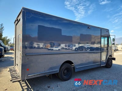 Trzecie zdjęcie samochodu z tyłu: 2020 FREIGHTLINER CHASSIS M VIN:4UZAC2EA2LCLZ7007 - miniatura