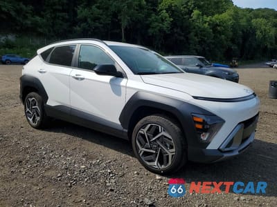 Czwarte zdjęcie samochodu z boku: 2026 HYUNDAI KONA SEL PREMIUM VIN:KM8HDCA36TU416709 - miniatura