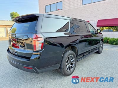 Czwarte zdjęcie samochodu z boku: 2023 CHEVROLET SUBURBAN K1500 Z71 VIN:1GNSKDKD5PR106113 - miniatura