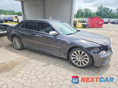 Czwarte zdjęcie samochodu z boku: 2014 CHRYSLER 300 VIN:2C3CCAAG8EH336931 - miniatura