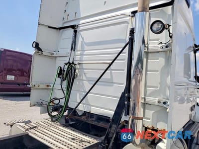 Zdjęcie 13 z 13 samochodu: 2013 VOLVO VNL SEMI TRUCK VIN:4V4NC9TH4DN568607 - miniatura