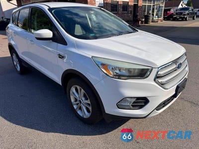 2017 FORD ESCAPE SE 1FMCU9GD8HUC04625 - główne zdjęcie licytacji z USA - miniatura