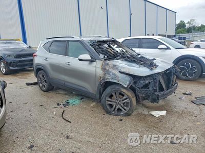 Czwarte zdjęcie samochodu z boku: 2021 KIA SELTOS S VIN:KNDEU2AA5M7128132 - miniatura