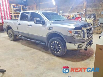 Czwarte zdjęcie samochodu z boku: 2019 NISSAN TITAN XD PRO-4X VIN:1N6BA1F46KN521247 - miniatura