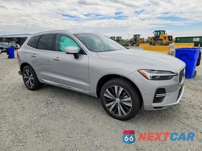 Czwarte zdjęcie samochodu z boku: 2023 VOLVO XC60 PLUS VIN:YV4H60DN2P1210592 - miniatura
