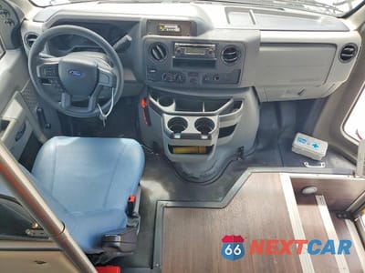 Zdjęcie 8 z 13 samochodu: 2021 FORD ECONOLINE E350 SUPER DUTY CUTAWAY VAN VIN:1FDEE3FN2MDC10721 - miniatura