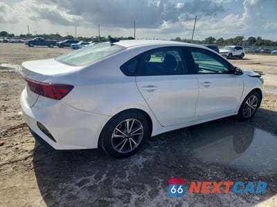 Trzecie zdjęcie samochodu z tyłu: 2023 KIA FORTE LXS VIN:3KPF24ADXPE591923 - miniatura