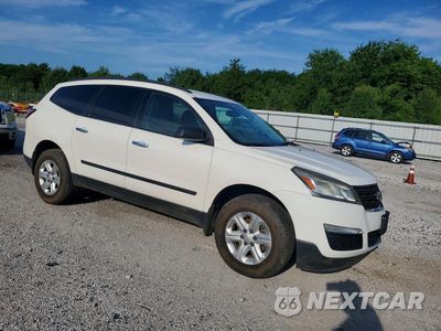 Czwarte zdjęcie samochodu z boku: 2015 CHEVROLET TRAVERSE LS VIN:1GNKRFKD6FJ261046 - miniatura