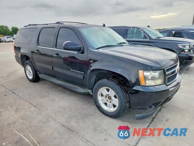 Czwarte zdjęcie samochodu z boku: 2011 CHEVROLET SUBURBAN K1500 LT VIN:1GNSKJE31BR368642 - miniatura