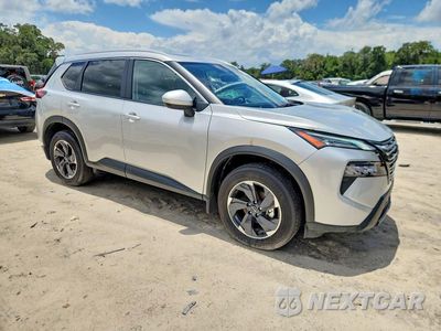 Czwarte zdjęcie samochodu z boku: 2025 NISSAN ROGUE SV VIN:JN8BT3BAXSW008781 - miniatura