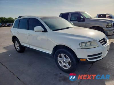 Czwarte zdjęcie samochodu z boku: 2004 VOLKSWAGEN TOUAREG VIN:WVGBC67L74D038239 - miniatura