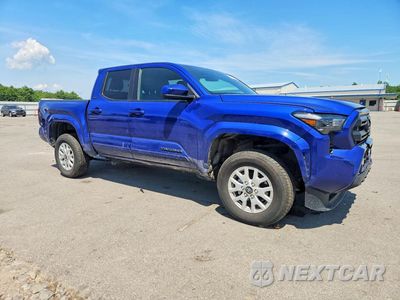 Czwarte zdjęcie samochodu z boku: 2025 TOYOTA TACOMA SR5 VIN:3TMLB5JN9SM149005 - miniatura