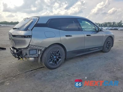 Trzecie zdjęcie samochodu z tyłu: 2023 BMW IX XDRIVE50 VIN:WB523CF04PCM48299 - miniatura