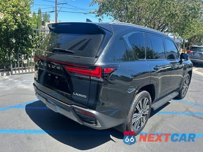 Czwarte zdjęcie samochodu z boku: 2024 LEXUS LX 600 LUXURY VIN:JTJGB7CX5R4065214 - miniatura
