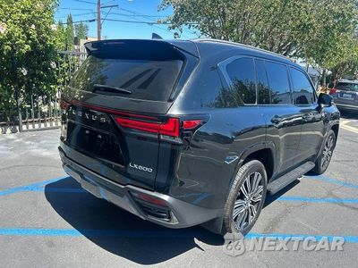 Czwarte zdjęcie samochodu z boku: 2024 LEXUS LX 600 LUXURY VIN:JTJGB7CX5R4065214 - miniatura