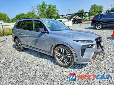 Czwarte zdjęcie samochodu z boku: 2023 BMW X7 M60I VIN:5UX33EM05P9N64033 - miniatura