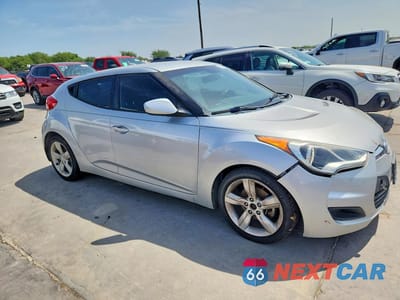 Czwarte zdjęcie samochodu z boku: 2015 HYUNDAI VELOSTER BASE VIN:KMHTC6AD0FU241921 - miniatura