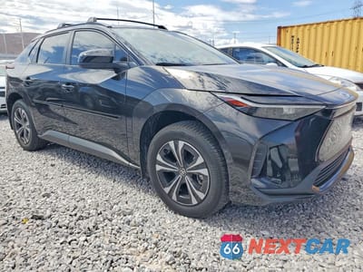 Czwarte zdjęcie samochodu z boku: 2024 TOYOTA BZ4X XLE VIN:JTMABACA0RA077645 - miniatura