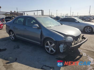 Czwarte zdjęcie samochodu z boku: 2010 VOLKSWAGEN JETTA LIMITED VIN:3VWAZ7AJ1AM104437 - miniatura