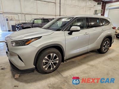 2022 TOYOTA HIGHLANDER XLE 5TDGZRBH6NS578717 - główne zdjęcie licytacji z USA - miniatura